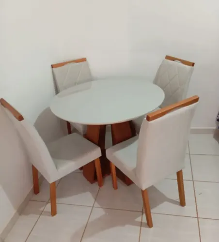 Mesa de jantar redonda ( cadeiras em madeira maciça )