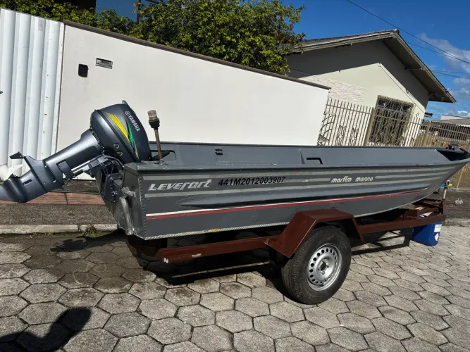 Barco com carretinha e motor