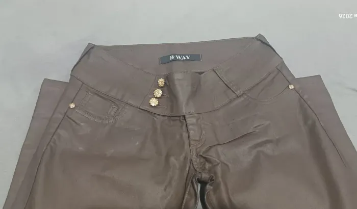 Calça feminina na cor marrom com laycra tamanho 40 , usada em perfeito estado