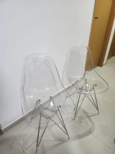 2 cadeiras transparente c alumínio