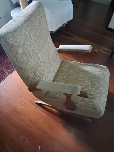 Vendo cadeira de balanço antiga 