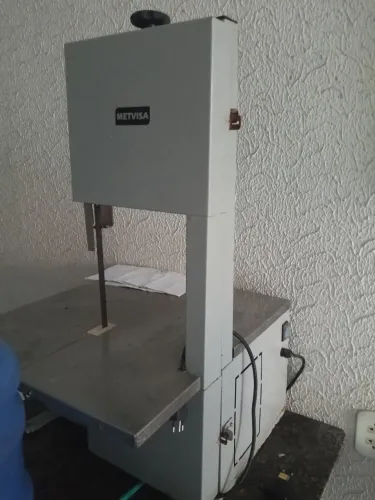 Estou vendendo uma serra novinha não tem defeito nenhum.