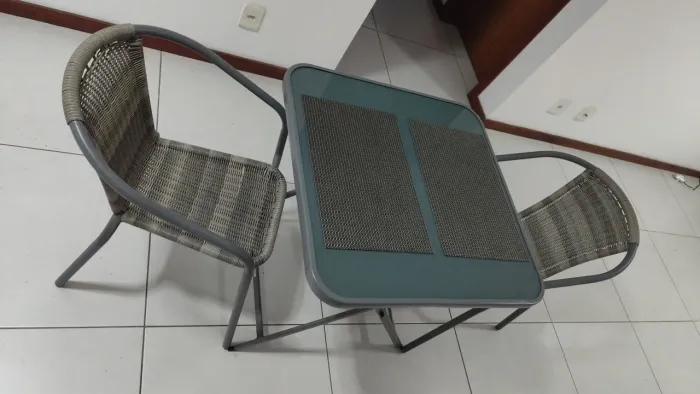 Mesa com 2 cadeiras