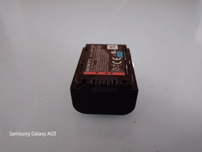 bateria recarregável de íons de lítio Sony NP-FV30.