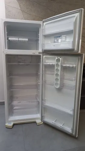 Vendo geladeira 220V, super conservada, funciona tudo perfeitamente! 