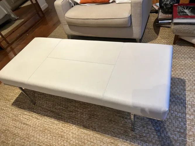 Banqueta Tok&Stok em Corino branco medindo 1,40 X 0,60 altura 0,42