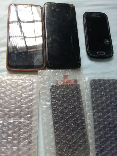 3 celulares sucata+ 3 displays