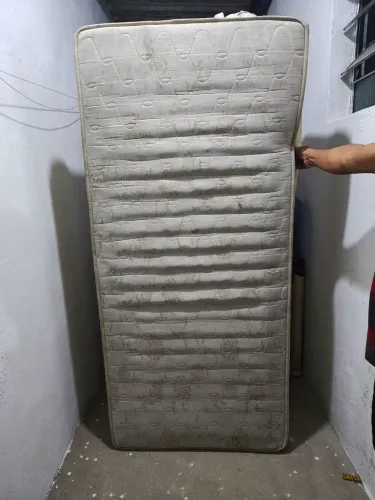 Vendo cama box de solteiro por 100 reais. Não faço entrega 