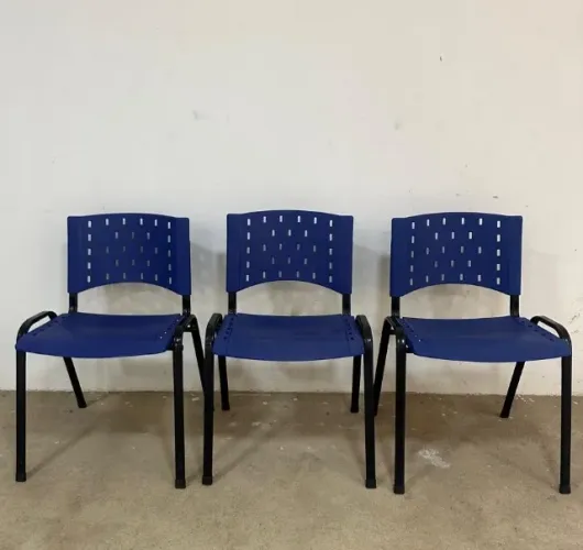 3 Cadeiras ISO Empilháveis Reforçada de Polipropileno Azul - P/ Recepção, Escola
