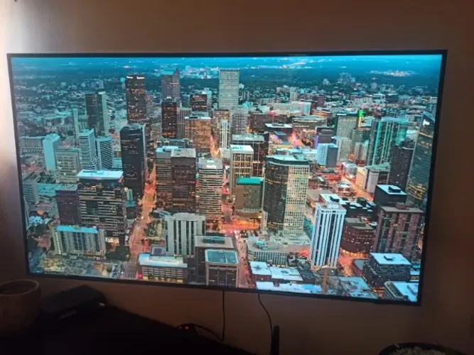 TV 4K Qled Samsung 50" com suporte articulado de parede