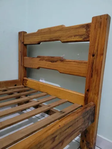 Cama solteiro de madeira