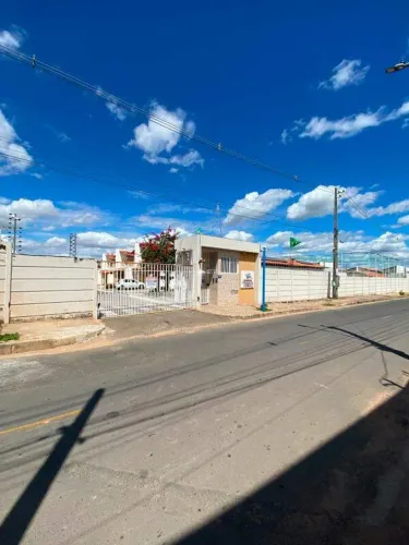 CASA RESIDÊNCIAL COM UMA VAGA DE GARAGEM DESCOBERTA NO BAIRRO SANTA MARIA.