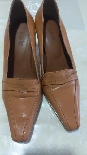 Um par de sapato scarpi caramelo de salto
