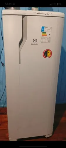 Vendo geladeira Electrolux semi nova em perfeito estado funcionando tudo.