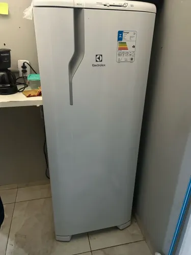 Vendo Geladeira Eletrolux 240l