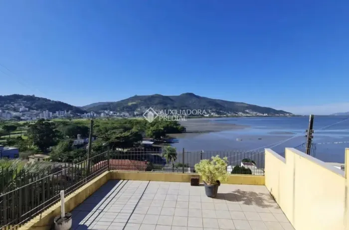 Casa para Locação no Saco dos Limões com Vista para o Mar e Terreno de 1.850 m²