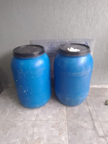 21 pedra mármore travertino 20x80 e 2 bombonas de 200 litros por 350 reais