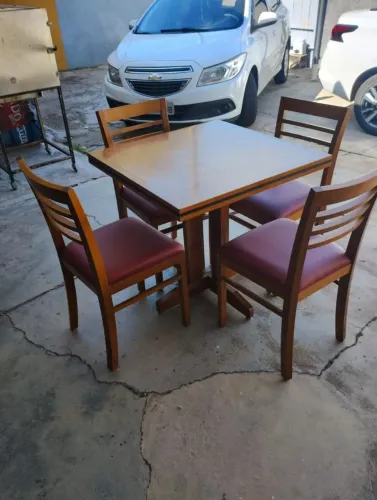 JOGO DE MESA PARA RESTAURANTE , SEMINOVAS , DELLABRUNA , COM ESTOFADO NA COR VINHO, R$1100