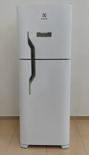 Geladeira Electrolux 371L Frost free 