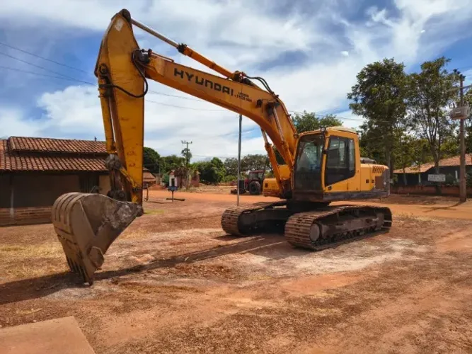 ESCAVADEIRA HYUNDAI 210 E CARRETA PRANCHA