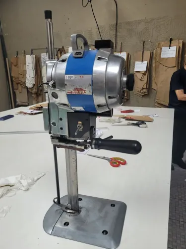 Maquina de cortar tecido industrial