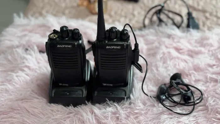Par de rádio comunicador Baofeng com base e fone