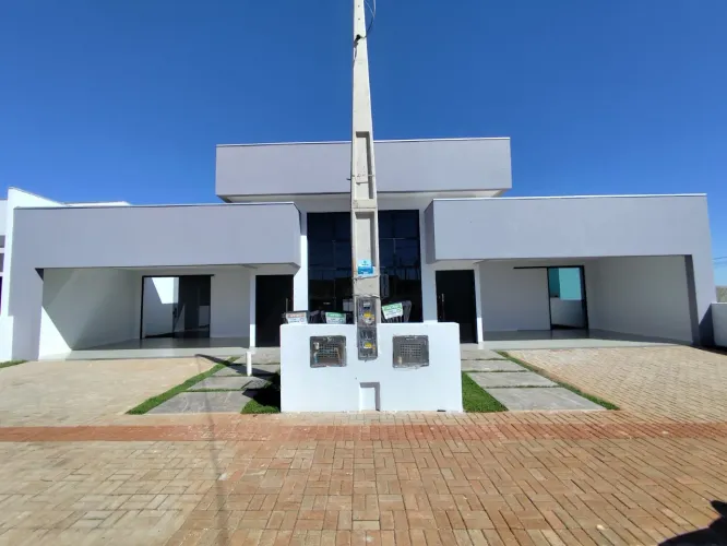 CASA NOVA COM ÓTIMO ACABAMENTO À VENDA EM CHAPECÓ-SC.