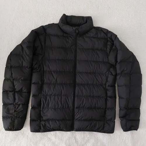 casaco ultra light down cor preto marca uniqlo 