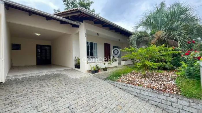 Casa Mobiliada com 3 Dormitórios na Velha!