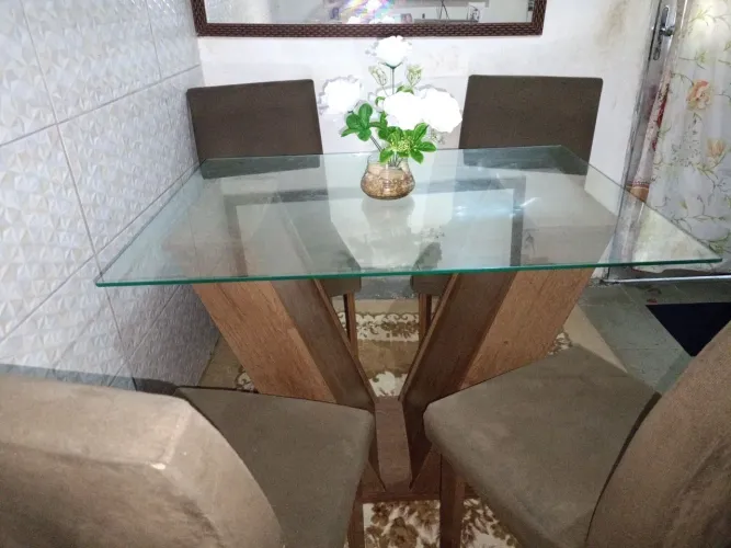 Vendesse mesa siminovaz o único problema e as cadeiras, elas estão com o pé mole