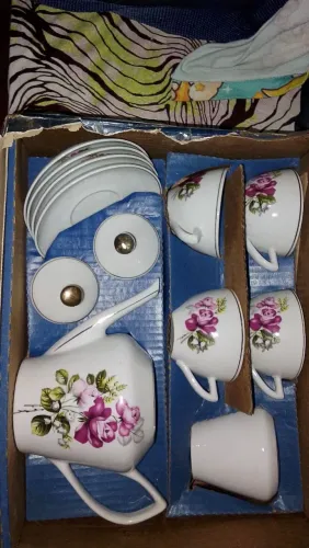 vendo jogo de porcelana para café ou chá.<br>contém todas as peças, e nunca foi usado