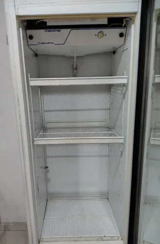 Freezer e expositora a venda.
