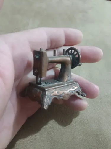 Maquina costura miniatura vintage em metal(enfeite)vila prudente SP