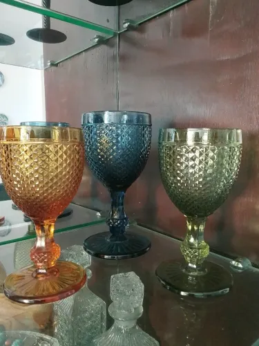 Elegantes taças coloridas