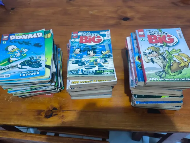 Vendo 42 revistas em quadrinhos e 16 livros de 300 páginas de HQS
