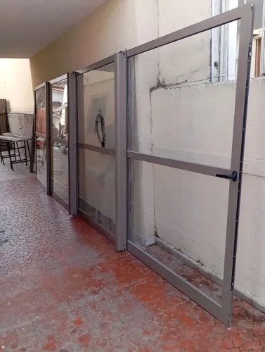 Porta Balcão 4 folhas abre o vão total , todas correm 6.00 x 2.15 completa.