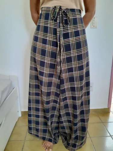 Calça pantalona xadrez.