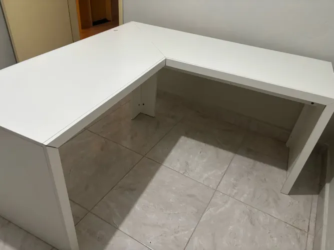 Mesa de escritório de canto em L