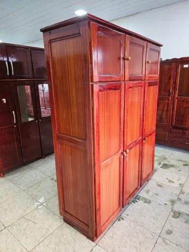 Guarda roupa de macacauba usada