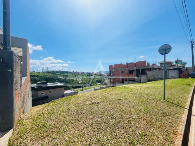 Excelente lote em declive, dispondo de uma bela vista