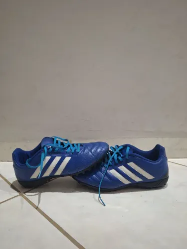 CHUTEIRA ADIDAS SOCIETY AZUL COM MEIÃO