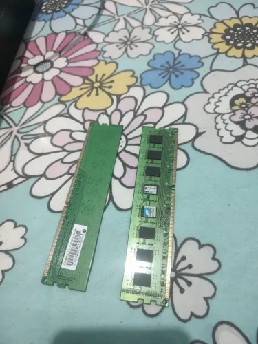 Duas memória ram ( 2 gb),( 4 gb)
