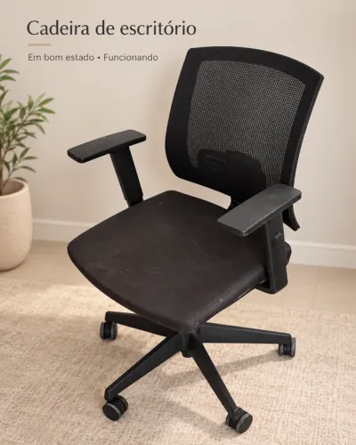 Cadeira de Escritório com Encosto em Tela e Braços Reguláveis - R$ 125