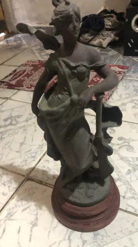 Escultura antiga assinada em Pétit Bronze