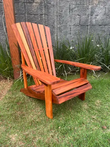 Poltrona de madeira maciça