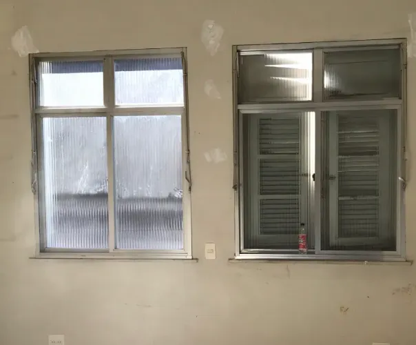 Duas janelas de alumínio de 1,50 de altura por 1,20 de largura