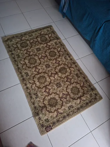 Tapete artesanal em tons de verde e caramelo da CASA CAIADA