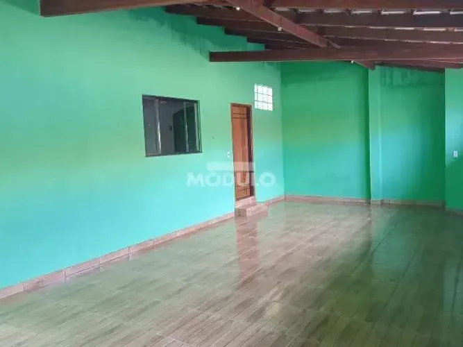 Casa para locação, bairro Santa Rosa com 3 quartos