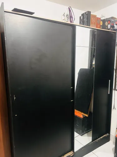 Guarda-roupa de MDF com portas de correr e espelho - Leia a descrição