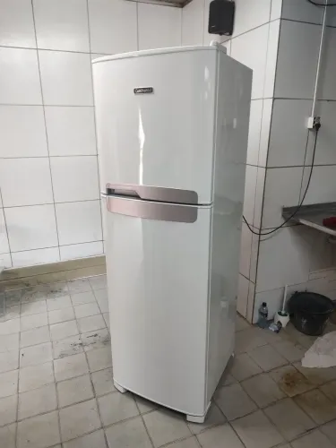 Geladeira frost free gelando perfeitamente bem conservada faço entrega aceita o cartão